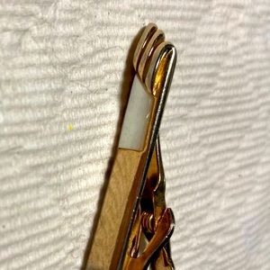 Swank gold and mother of pearl tie clasp #047